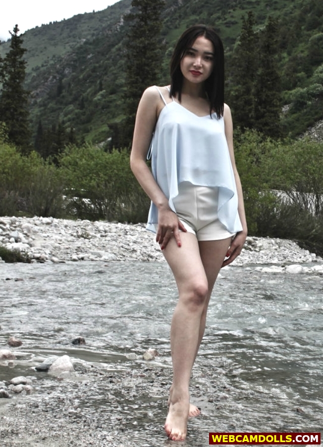 Asian Girl in White Shorts showing Bare Feet on Webcamdolls